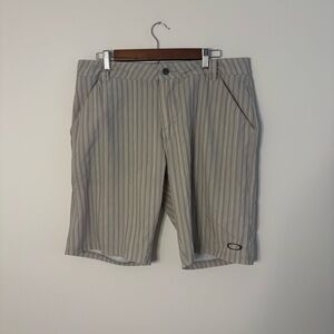 Oakley Men’s Shorts 34W Beige Grey Lightweight Golf Travel Summer